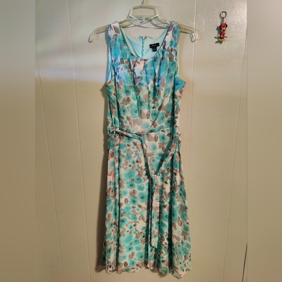 Dresses & Skirts - R&K floral dress